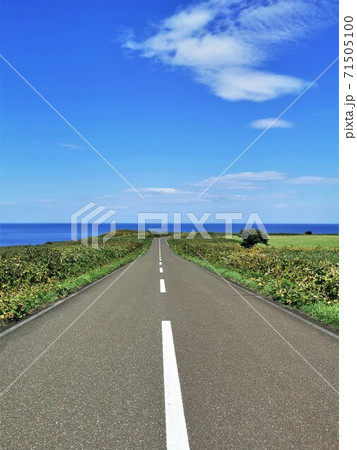 岬へと続く道(北海道網走市・能取岬) 岬へと続く道(北海道網走市・能取岬) 71505100