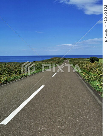 岬へと続く道（北海道網走市・能取岬） 71505102