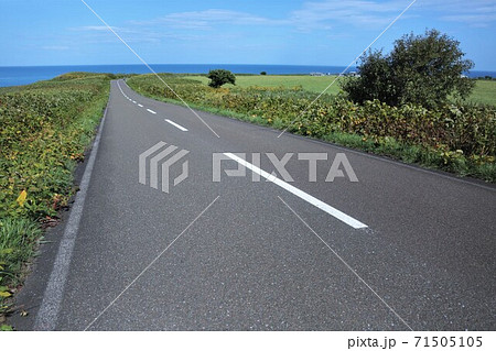 岬へと続く道（北海道網走市・能取岬） 71505105