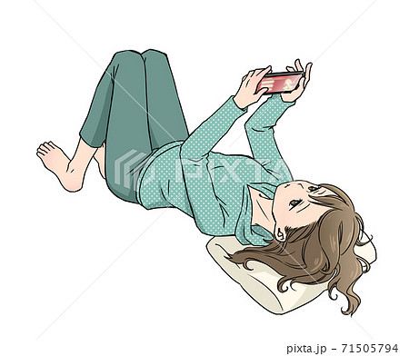 寝転んでスマホを操作する女性 寝転んでスマホを操作する女性 71505794
