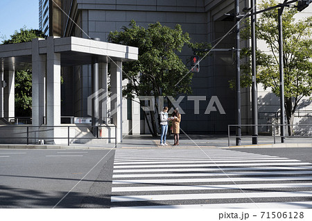 交差点で信号待ちしてる時に外国人女性に道を聞かれる日本人女性 71506128