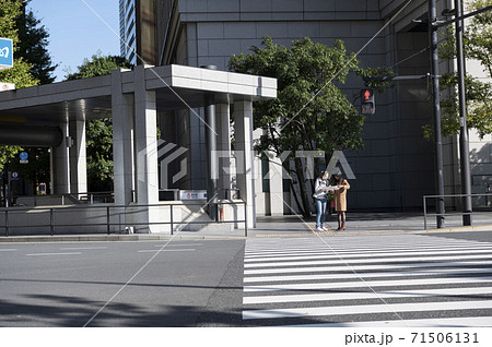 交差点で信号待ちしてる時に外国人女性に道を聞かれる日本人女性 71506131