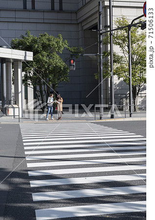 交差点で信号待ちしてる時に外国人女性に道を聞かれる日本人女性 71506133