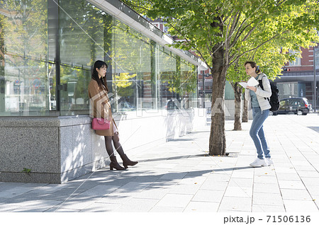 待ち合わせ中外国人女性に道を聞かれる日本人女性の写真素材 [71506136] - PIXTA