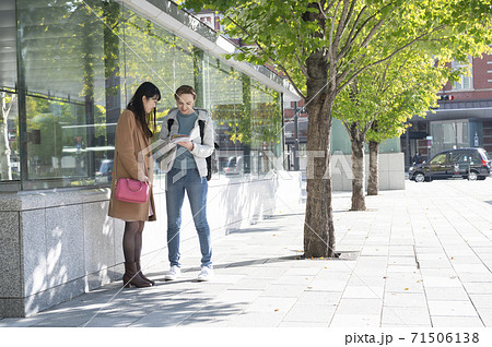 待ち合わせ中外国人女性に道を聞かれる日本人女性 71506138