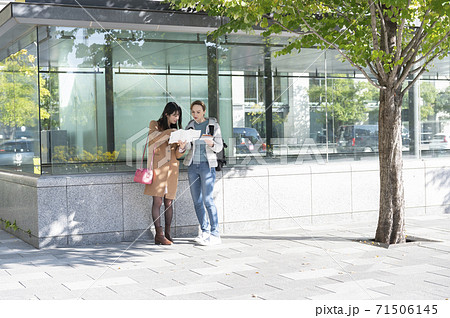 待ち合わせ中外国人女性に道を聞かれる日本人女性 待ち合わせ中外国人女性に道を聞かれる日本人女性 71506145