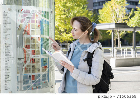 街なかの案内図で場所を探す外国人女性 71506369