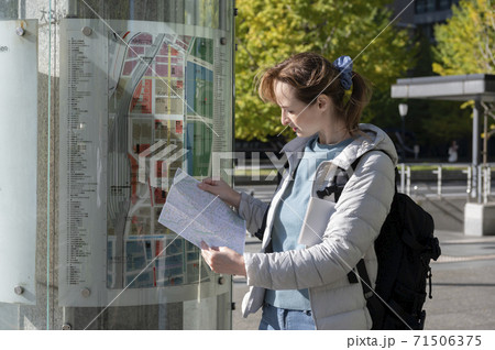 街なかの案内図で場所を探す外国人女性 街なかの案内図で場所を探す外国人女性 71506375