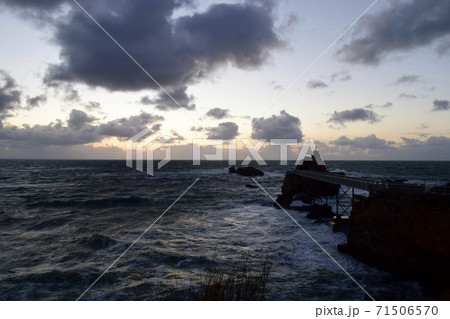 フランス南西部ビアリッツの海と空 71506570