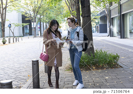街を歩いてる途中外国人女性に道を聞かれる日本人女性 街を歩いてる途中外国人女性に道を聞かれる日本人女性 71506764