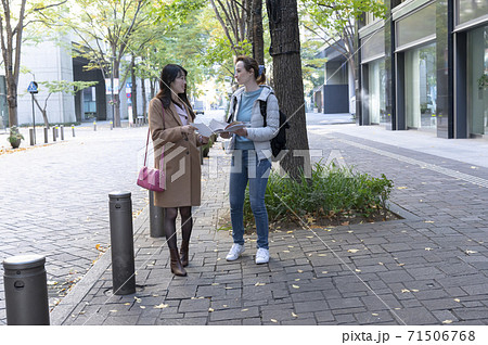 街を歩いてる途中外国人女性に道を聞かれる日本人女性 街を歩いてる途中外国人女性に道を聞かれる日本人女性 71506768