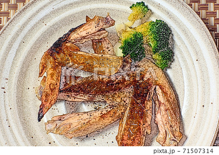 家庭的で素朴な自宅調理の焼き鳥「塩焼きの手羽先」色鉛筆画風 家庭的で素朴な自宅調理の焼き鳥「塩焼きの手羽先」色鉛筆画風 71507314