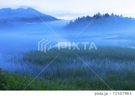 朝靄の尾瀬沼に浮かぶ燧ヶ岳 71507963