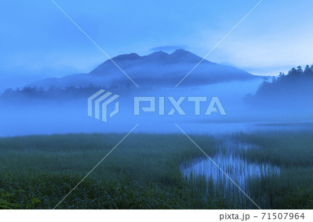 朝靄の尾瀬沼に浮かぶ燧ヶ岳 朝靄の尾瀬沼に浮かぶ燧ヶ岳 71507964