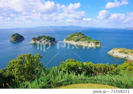 雑賀崎灯台から見た島々（双子島・中之島・大島）対岸に淡路島・沼島・友ヶ島を望む 71508251
