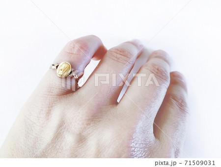 小指にはめたピンキーリング 71509031