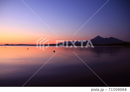 夕暮れの猪苗代湖と磐梯山（福島県・猪苗代町） 71509068
