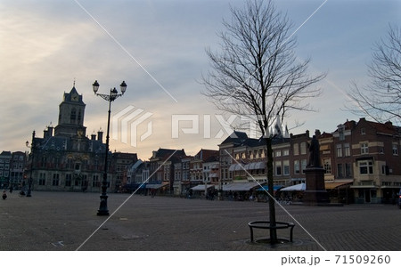 オランダ　夕方のデルフト 71509260