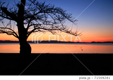 夕暮れの猪苗代湖・志田浜（福島県・猪苗代町） 71509281