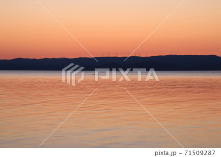 夕暮れの猪苗代湖・志田浜（福島県・猪苗代町） 71509287