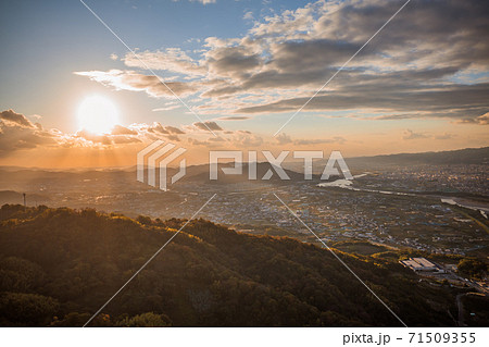 和歌山県紀の川市の百合山上空から見える夕日をパラグライダーから空撮。秋、11月。 和歌山県紀の川市の百合山上空から見える夕日をパラグライダーから空撮。秋、11月。 71509355
