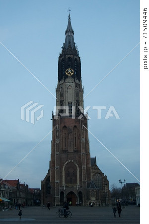 オランダ　夕方のデルフト 71509446