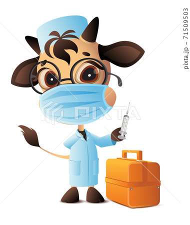 Bull doctor veterinarian syringe vaccinated against coronavirus covid-19. Doctor in robe and mask 71509503