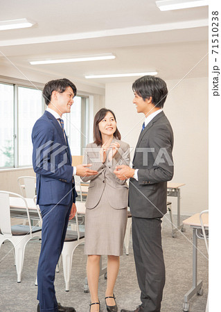 男女のビジネスパーソン 71510238