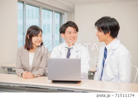 医療スタッフとのミーティング 71511174