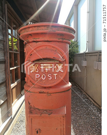 赤い古いポストの写真素材 [71511757] - PIXTA