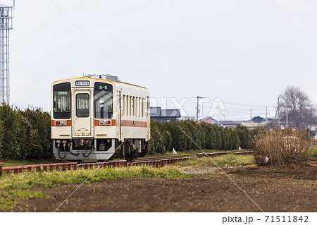 走り去るローカル線の列車 茨城県ひたちなか市の写真素材