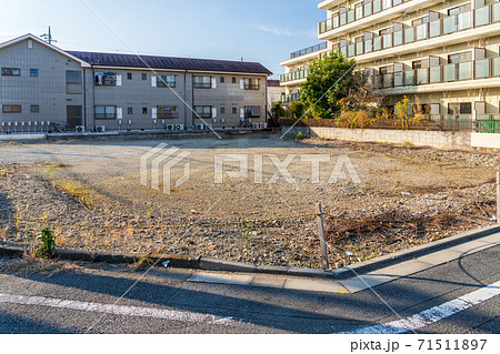 更地のある住宅街の風景 更地のある住宅街の風景 71511897
