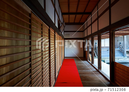 お寺の通路 71512308