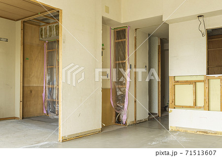 古いマンション室内リフォーム中 昭和 レトロ 和室 解体作業 撤去 下地造作補修 養生張り 躯体 古いマンション室内リフォーム中 昭和 レトロ 和室 解体作業 撤去 下地造作補修 養生張り 躯体 71513607