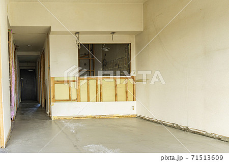 リビング　フォーム中　カウンターキッチン　住まい　　床下地補修　リノベ　解体　養生材準備　養生張り 71513609