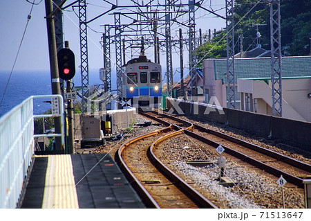 片瀬白田 駅　伊豆急行 8000系 普通列車 （ 静岡県 東伊豆 ） 71513647