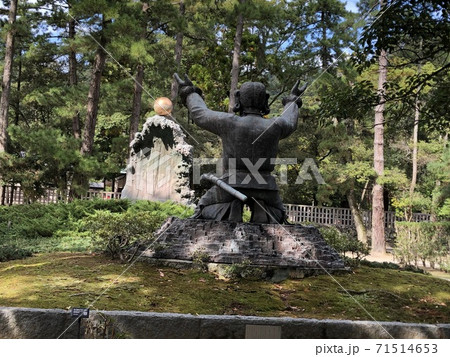 《出雲大社　『幸魂（さきたま）奇魂（くしみたま）』を拝戴される『ムスビの御神像』の後姿》（島根県） 71514653