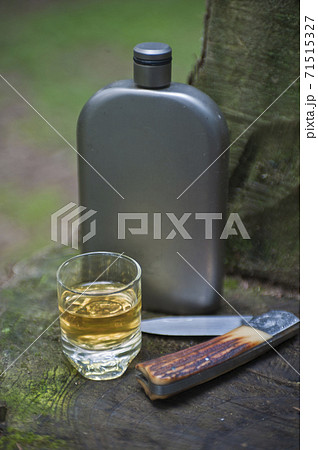 ウイスキーケトルとスポーツナイフ 71515327