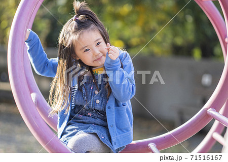 微笑む4歳の女の子 微笑む5歳の女の子 微笑む4歳の女の子 微笑む5歳の女の子 71516167