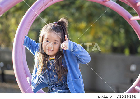 微笑む4歳の女の子 微笑む5歳の女の子 微笑む4歳の女の子 微笑む5歳の女の子 71516169