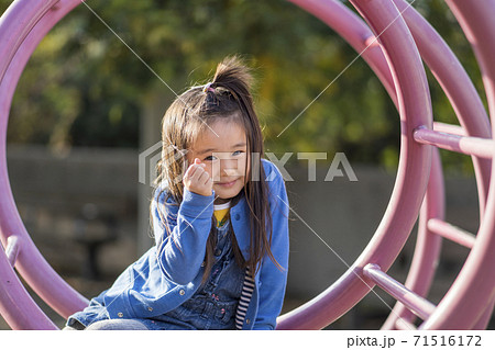 微笑む4歳の女の子 微笑む5歳の女の子 微笑む4歳の女の子 微笑む5歳の女の子 71516172