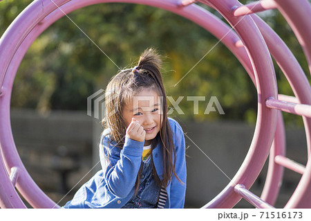 微笑む4歳の女の子 微笑む5歳の女の子 微笑む4歳の女の子 微笑む5歳の女の子 71516173