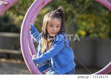 微笑む4歳の女の子 微笑む5歳の女の子 微笑む4歳の女の子 微笑む5歳の女の子 71516175