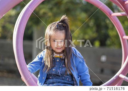 微笑む4歳の女の子 微笑む5歳の女の子 微笑む4歳の女の子 微笑む5歳の女の子 71516176