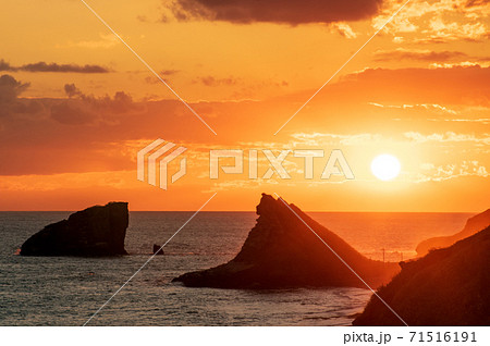 釧路町浦雲泊海岸から感動的な夕日の写真素材