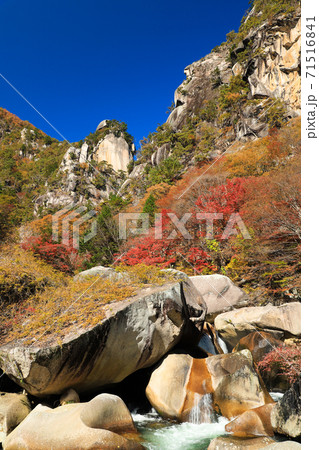 昇仙峡の主峰「覚円峰」　紅葉の名所 71516841