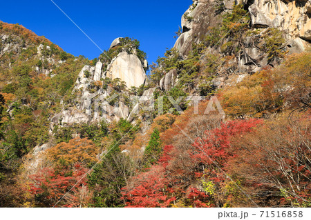 昇仙峡の主峰「覚円峰」　紅葉の名所 71516858