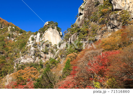 昇仙峡の主峰「覚円峰」　紅葉の名所 71516860