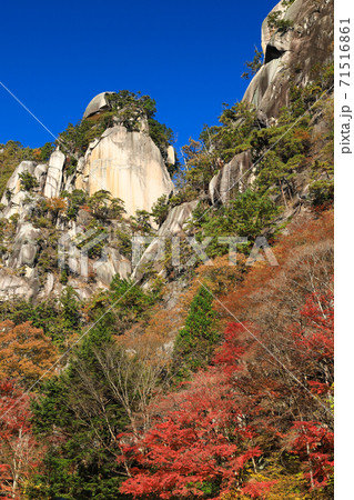 昇仙峡の主峰「覚円峰」　紅葉の名所 71516861