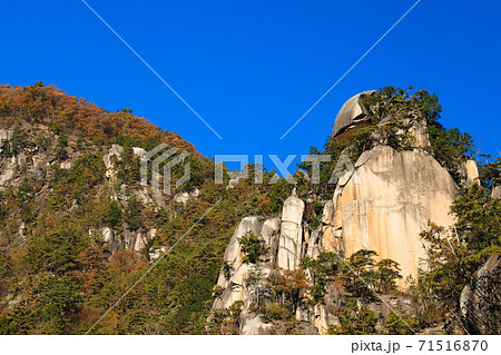 昇仙峡の主峰「覚円峰」　紅葉の名所 71516870